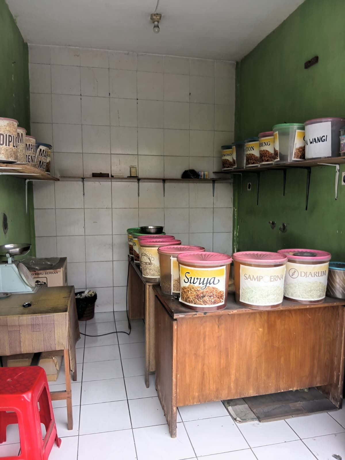 Meja racik dan koleksi tembakau di toko